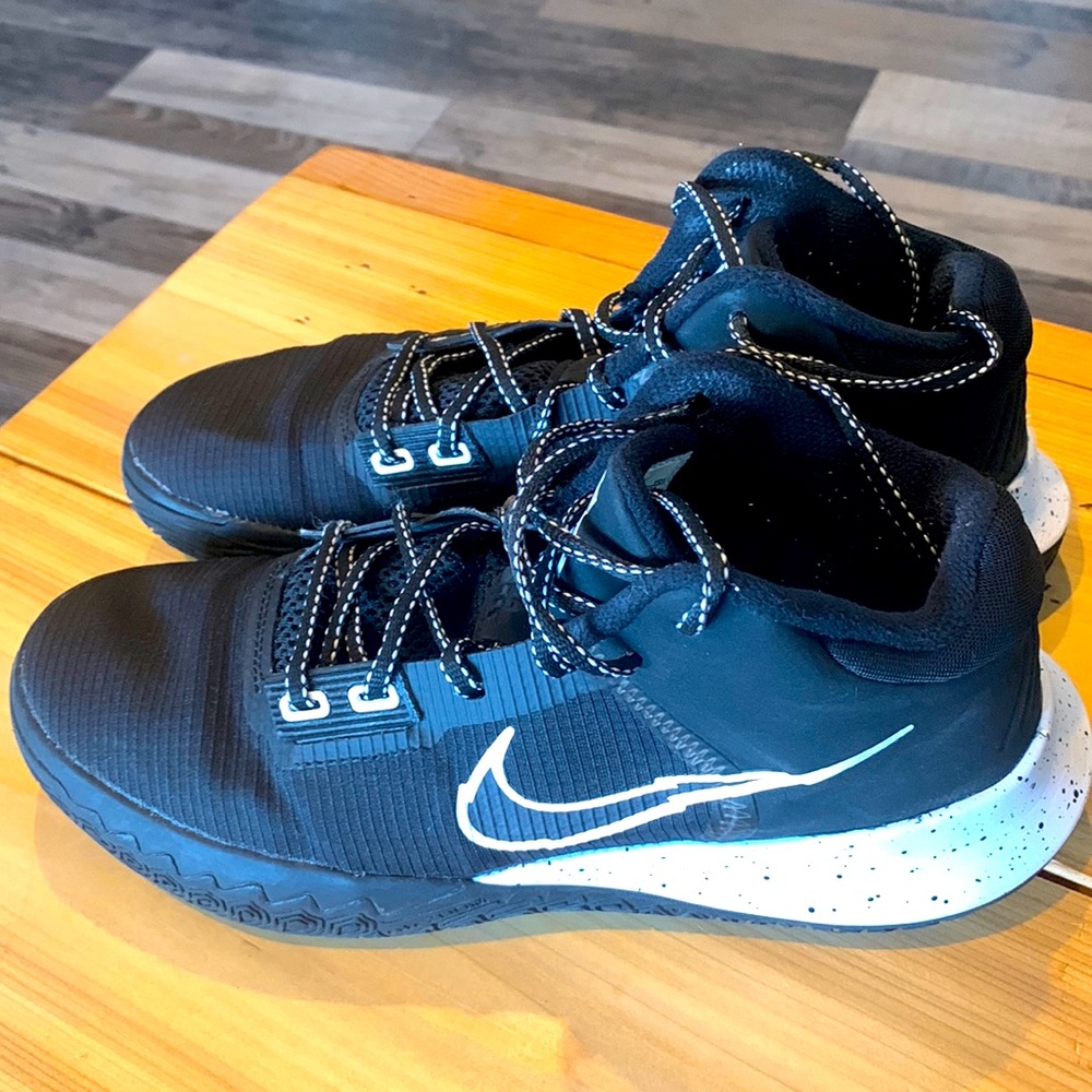 Nike Men’s Kyrie Flytrap IV Basketball Shoes size 7.5